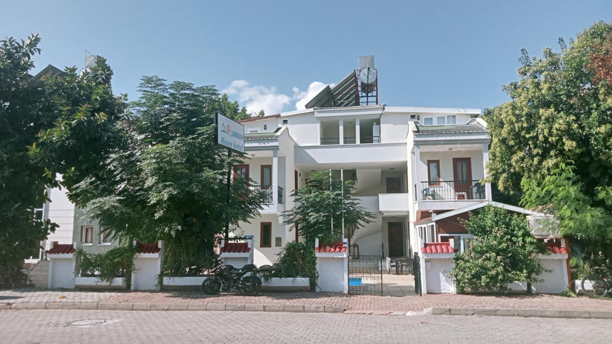 Отель London House